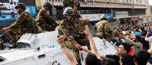 Sie widersetzten sich dem Schießbefehl der Regierung: Soldaten mit Demonstranten, die in Richtung des Palasts von Regierungsministerin Sheikh Hasina marschieren.