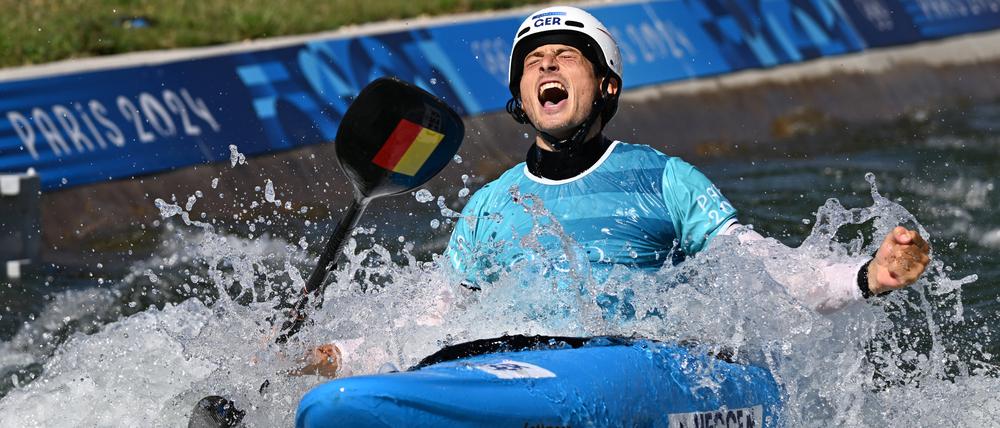 Noah Hegge jubelt nach dem Bronze-Lauf im Kajak-Cross.