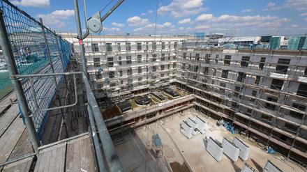 Noch ist der Innenhof des Hotel Hilton in Potsdam Babelsberg eine Baustelle. Ostern 2025 soll das Hotel eröffnen.