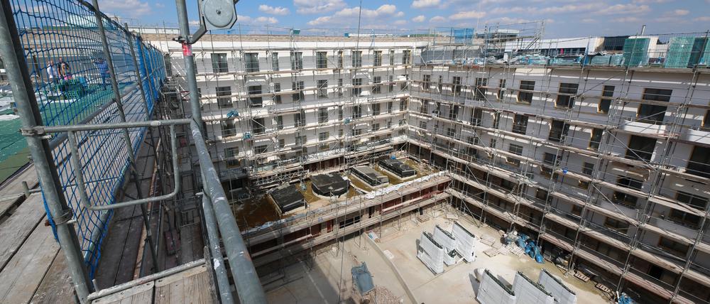 Noch ist der Innenhof des Hotel Hilton in Potsdam Babelsberg eine Baustelle. Ostern 2025 soll das Hotel eröffnen.