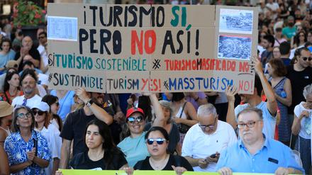 Mallorca: Teilnehmer nehmen an einer Demonstration gegen den Massentourismus auf Mallorca teil. 