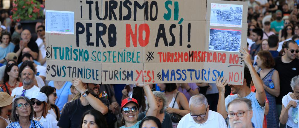 Mallorca: Teilnehmer nehmen an einer Demonstration gegen den Massentourismus auf Mallorca teil. 
