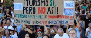 Mallorca: Teilnehmer nehmen an einer Demonstration gegen den Massentourismus auf Mallorca teil. 