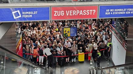 Kabelbrand am Hauptbahnhof Berlin - Chaos auf den Gleisen 13/14 auf der Stadtbahn, auf der jede Menge Regional- und Fernverkehr abgewickelt wird.