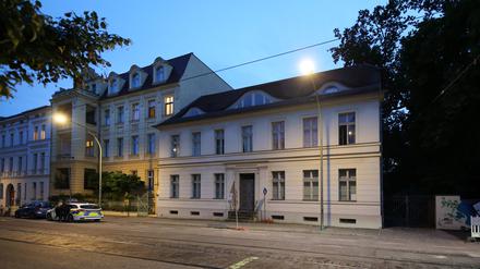 Laut Denkmalschutz darf keine Laterne vor diesem Haus in der Friedrich-Ebert-Straße stehen – laut Bauamt schon. Eigentümer Norbert Kuhröber ist entnervt.