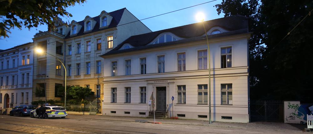 Laut Denkmalschutz darf keine Laterne vor diesem Haus in der Friedrich-Ebert-Straße stehen – laut Bauamt schon. Eigentümer Norbert Kuhröber ist entnervt.