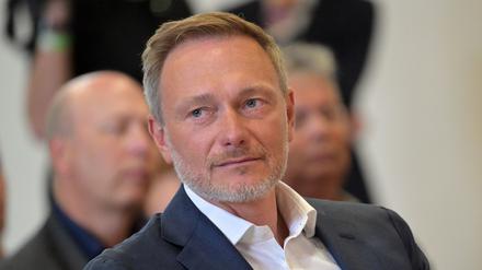 Bundesfinanzminister Christian Lindner (FDP) sitzt in der Potsdamer Schinkelhalle (Archivbild).