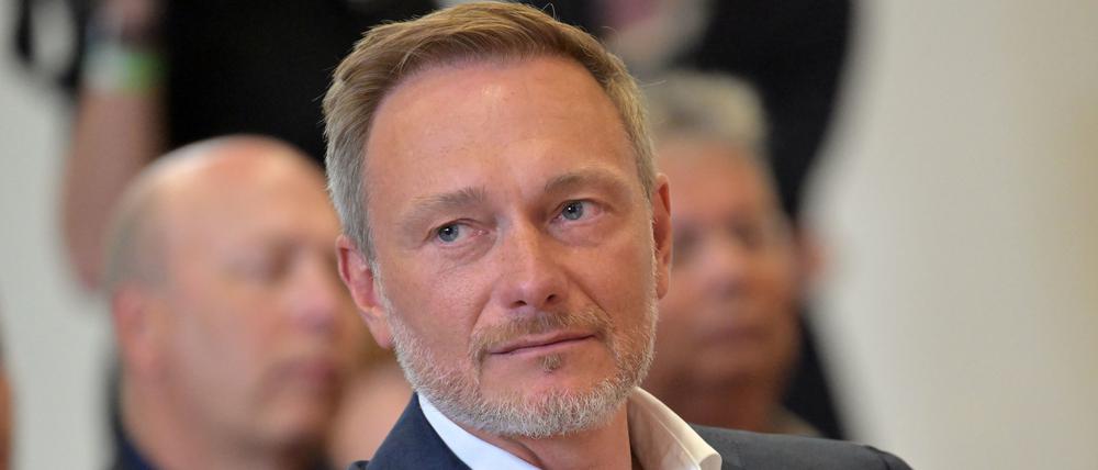Bundesfinanzminister Christian Lindner (FDP) sitzt in der Potsdamer Schinkelhalle (Archivbild).