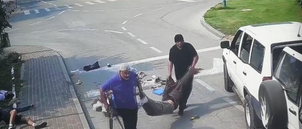 Ein später identifizierter UNRWA-Mitarbeiter entführt die Leiche des ermordeten Jonathan Samerano nach Gaza.