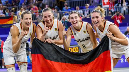 Die deutschen 3x3-Basketballerinnen feiern ihren Finalsieg.