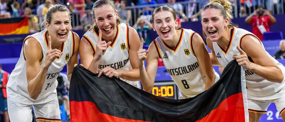 Die deutschen 3x3-Basketballerinnen feiern ihren Finalsieg.