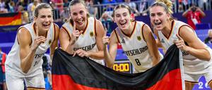 Die deutschen 3x3-Basketballerinnen feiern ihren Finalsieg.