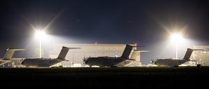 Transportflugzeuge vom Typ Airbus A400M der Luftwaffe stehen in der Nacht zum Dienstag auf dem Fliegerhorst Wunstorf.