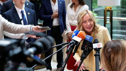 Giorgia Meloni antwortet Ende Juli in Peking auf Journalistenfragen.