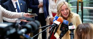 Giorgia Meloni antwortet Ende Juli in Peking auf Journalistenfragen.
