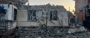 Auf dem am 6. August veröffentlichten Bild ist ein zerstörtes Haus in Sudscha zu sehen.