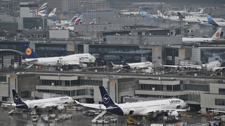 Nach einem Stromausfall in der Nacht kann es am Frankfurter Flughafen noch zu Verspätungen kommen. (Archivbild) 