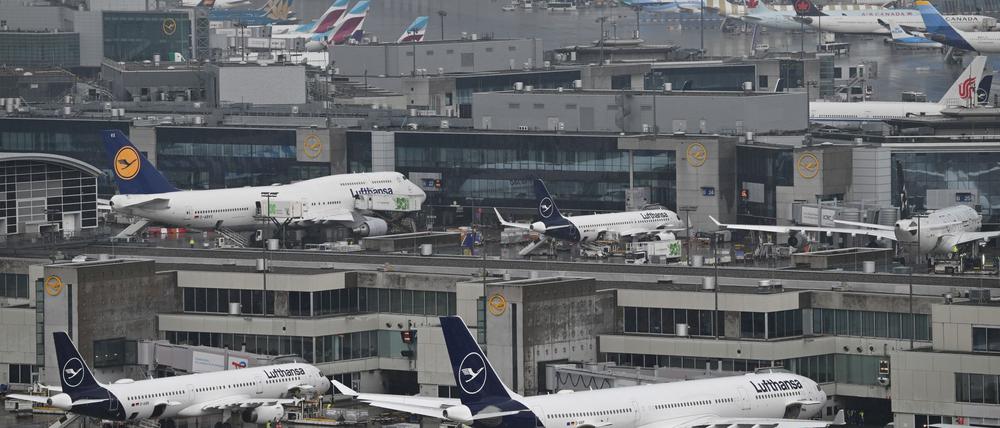 Nach einem Stromausfall in der Nacht kann es am Frankfurter Flughafen noch zu Verspätungen kommen. (Archivbild) 