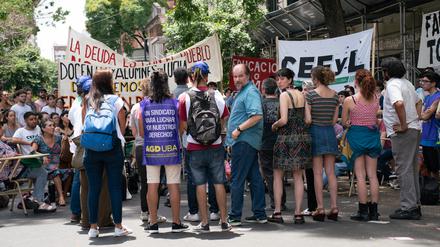 Die argentinische Gesellschaftskomödie „Puan“ spielt im Universitätsmilieu von Buenos Aires, mit Marcello Subiotto als Philosophieprofessor Marcello. 