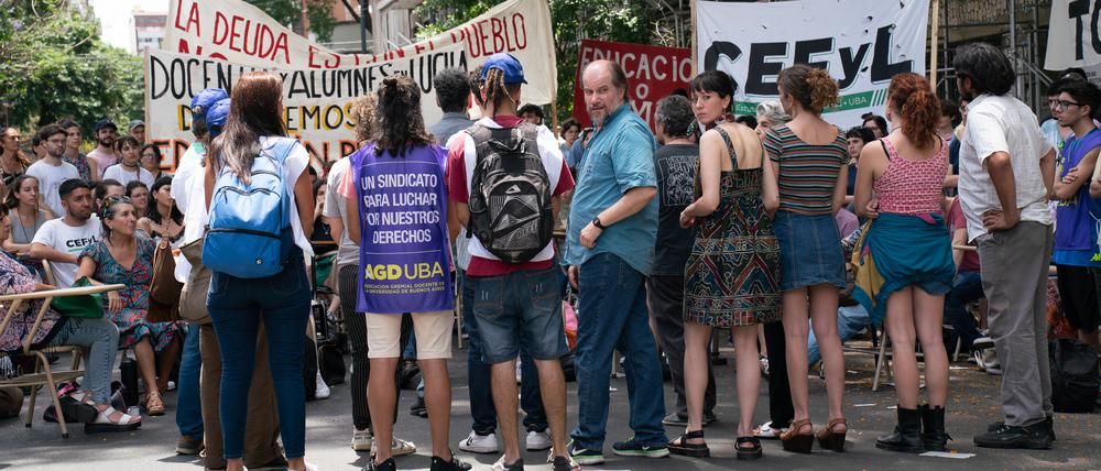Die argentinische Gesellschaftskomödie „Puan“ spielt im Universitätsmilieu von Buenos Aires, mit Marcello Subiotto als Philosophieprofessor Marcello. 