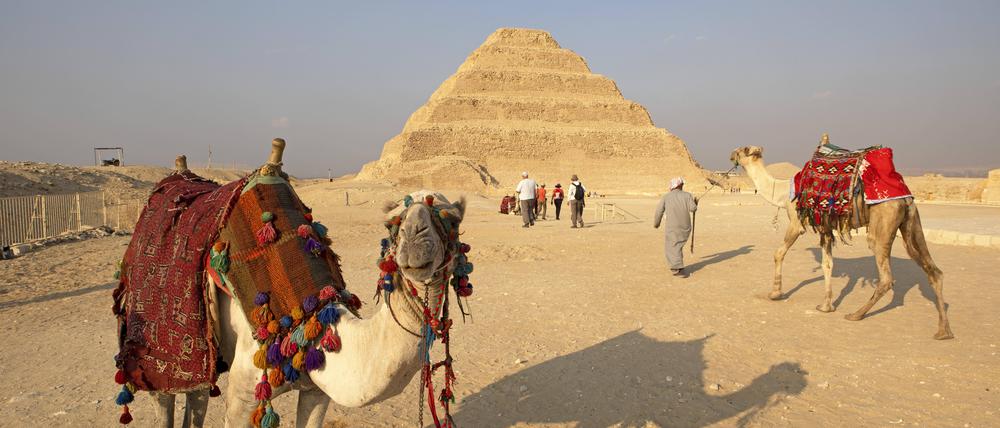 Die größte und älteste Pyramide der Welt ist die Stufenpyramide des Pharaos Djoser.