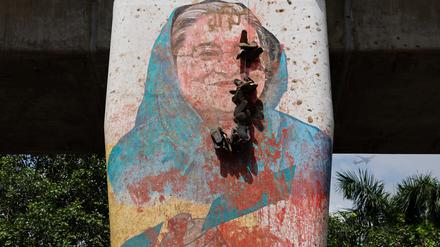 Ein zerstörtes Bildnis von Ministerpräsidentin Scheich Hasina.