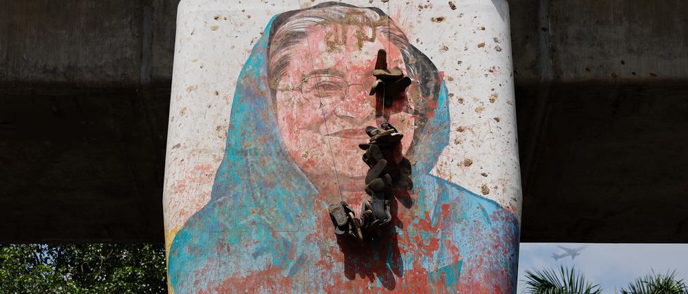 Ein zerstörtes Bildnis von Ministerpräsidentin Scheich Hasina.