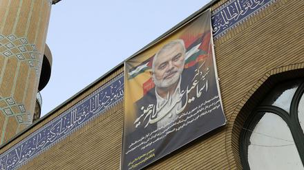 Mit dem Tod des Hamas-Führers Ismail Hanija vergangene Woche ist eine neue Eskalationsstufe im Nahen Osten erreicht.  Hanijas Porträt hängt überall in Teheran, wie hier an einer Moschee.