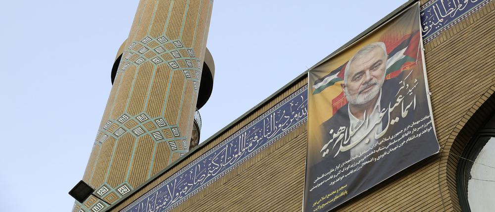 Mit dem Tod des Hamas-Führers Ismail Hanija vergangene Woche ist eine neue Eskalationsstufe im Nahen Osten erreicht. Hanijas Porträt hängt überall in Teheran, wie hier an einer Moschee.
