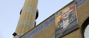 Mit dem Tod des Hamas-Führers Ismail Hanija vergangene Woche ist eine neue Eskalationsstufe im Nahen Osten erreicht.  Hanijas Porträt hängt überall in Teheran, wie hier an einer Moschee.