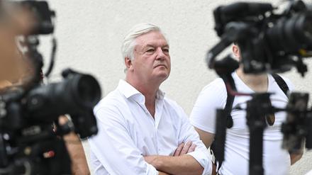 Jürgen Elsässer, Chefredakteur des verbotenen Magazins Compact, bei einer Spontandemonstration nach einer Pressekonferenz im Musiksaal Falkensee. 