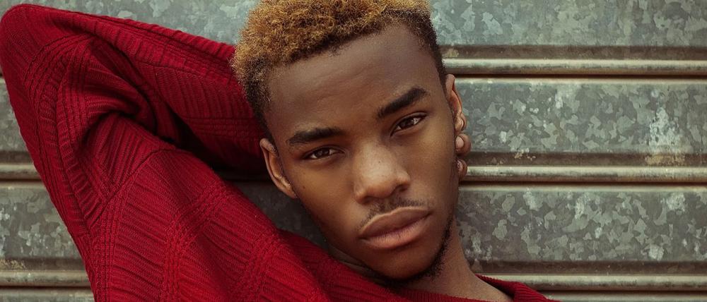 Logan February ist als Stipendiat*in des DAAD-in Berlin und hat den Gedichtband „Mental Voodoo“ veröffentlicht.