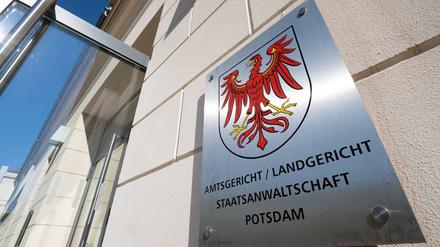 Das Metallschild neben dem Eingang zum Justizzentrum.