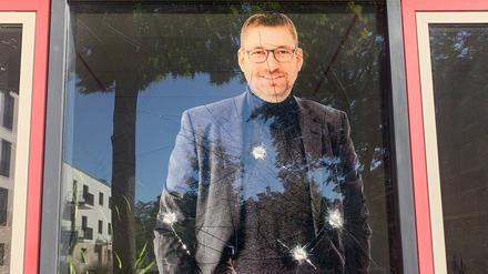 Ein Bild, das der SPD-Politiker Lars Düsterhöft teilte, zeigt eine an mehreren Stellen aufgeplatzte und zersprungene Scheibe, auf der das Bild Düsterhöfts abgebildet ist. 