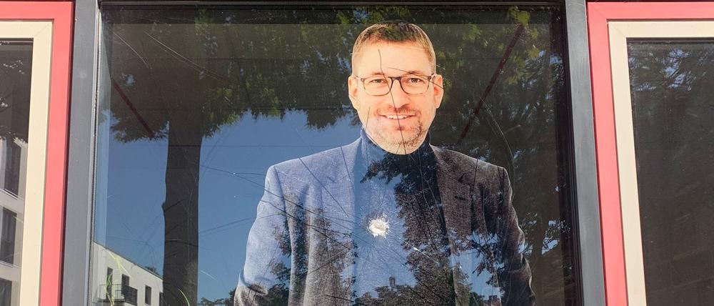 Ein Bild, das der SPD-Politiker Lars Düsterhöft teilte, zeigt eine an mehreren Stellen aufgeplatzte und zersprungene Scheibe, auf der das Bild Düsterhöfts abgebildet ist.