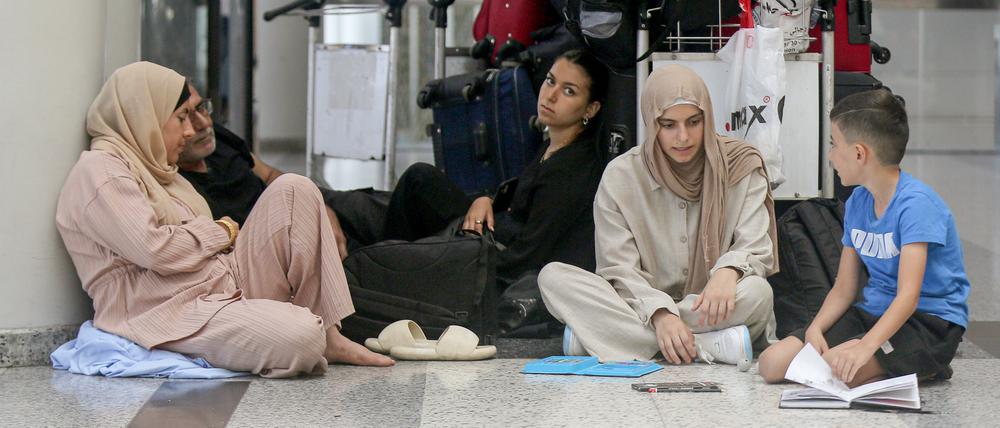 Passagiere warten in der Abflughalle des Beiruter Flughafens, viele Fluggesellschaften haben den Betrieb bereits eingestellt.