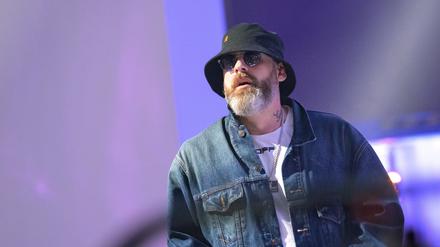Rapper Sido mit Sonnenhut und Sonnenbrille auf einer Bühne.