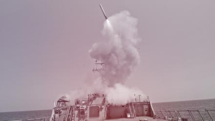 Der Zerstörer „USS Barry“ der US-Marine schießt eine Mittelstreckenrakete des Typs Tomahawk ab. 