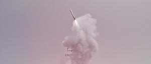 Der Zerstörer „USS Barry“ der US-Marine schießt eine Mittelstreckenrakete des Typs Tomahawk ab. 