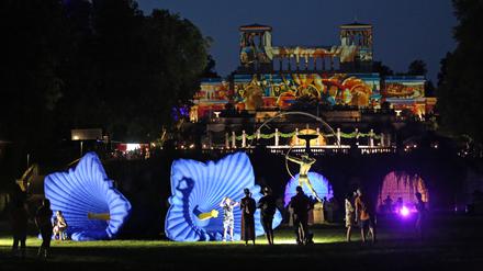 Lichtkunst auf dem Neuen Stück unterhalb des Orangerieschlosses bei der Schlössernacht 2023.