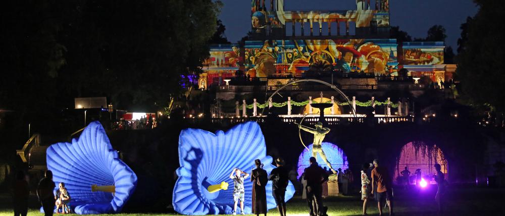 Lichtkunst auf dem Neuen Stück unterhalb des Orangerieschlosses bei der Schlössernacht 2023.