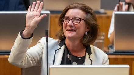 Eluned Morgan, neue Erste Ministerin von Wales, während einer Sitzung des Senedd, in der sie, nach dem Rücktritt von Vaughan Gething, zur ersten weiblichen Regierungschefin von Wales gewählt wurde.