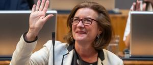 Eluned Morgan, neue Erste Ministerin von Wales, während einer Sitzung des Senedd, in der sie, nach dem Rücktritt von Vaughan Gething, zur ersten weiblichen Regierungschefin von Wales gewählt wurde.