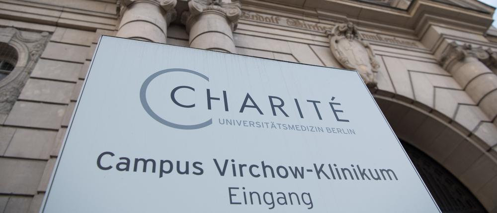 ARCHIV - 02.03.2020, Berlin: Blick auf den Eingang des Virchow-Klinikums in Berlin-Wedding. (zu dpa: «Senat legt wichtige Grundlagen für neues Herzzentrum») Foto: Jörg Carstensen/dpa +++ dpa-Bildfunk +++