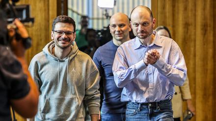 Die freigelassenen Kremlkritiker Ilja Jaschin (l-r), Andrej Piwowarow, Wladimir Kara-Mursa kommen bei einer Pressekonferenz der Stiftung gegen Korruption. 