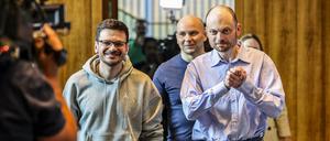 Die freigelassenen Kremlkritiker Ilja Jaschin (l-r), Andrej Piwowarow, Wladimir Kara-Mursa kommen bei einer Pressekonferenz der Stiftung gegen Korruption. 
