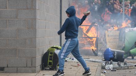 Ein Demonstrant in Rotherham, Großbritannien, am 4. August 2024.