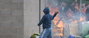 Ein Demonstrant in Rotherham, Großbritannien, am 4. August 2024.