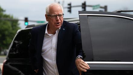 Er wird der alte weiße Mann an Kamala Harris Seite: Tim Walz.