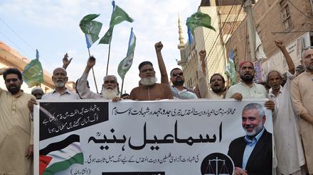 Anhänger der pakistanischen religiösen Gruppe «Jamaat-e-Islami» nehmen an einer Demonstration zur Verurteilung der Tötung des politischen Hamas-Chefs Ismail Hanija teil. 